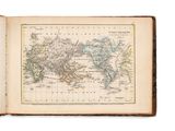 un vieux livre sur lequel figure une carte du monde