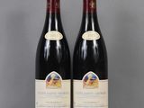 deux bouteilles de vin posées sur une table l'une à côté de l'autre