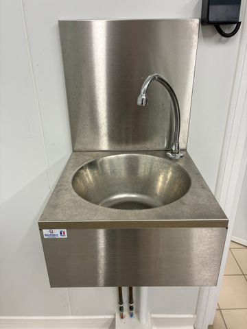 Lave main inox commande genou