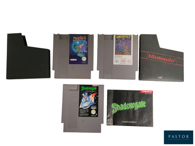 quatre cartouches de jeux Nintendo posées les unes à côté des autres sur une table