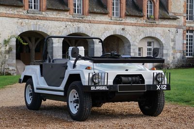 une jeep blanche garée devant un immeuble