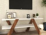 une photo d'un salon avec une télévision à écran plat accrochée au mur