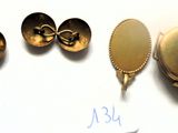 trois cuillères en or et un miroir posés sur une surface blanche