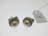 deux paires de boucles d'oreilles en perles et diamants, accompagnées de leur étiquette de prix
