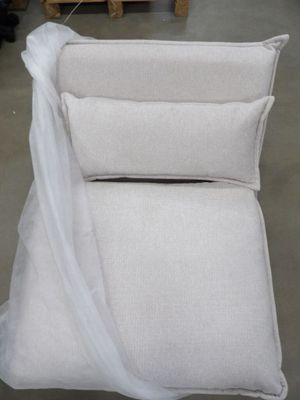 deux oreillers posés sur une chaise
