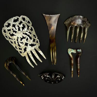 de nombreux accessoires pour cheveux posés sur une surface noire
