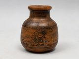 un vase marron sur lequel est représenté un homme