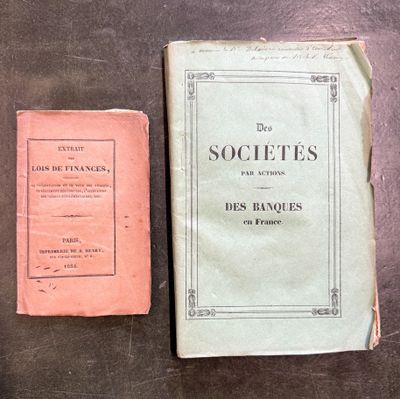 deux livres posés l'un à côté de l'autre sur une table