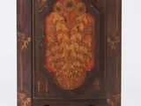 une petite armoire en bois ornée d'un tableau