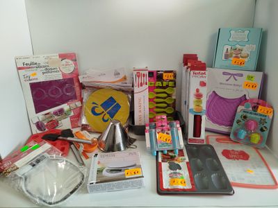 beaucoup de jouets et de livres pour enfants sur une étagère
