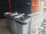 beaucoup d'appareils électroménagers posés à même le sol