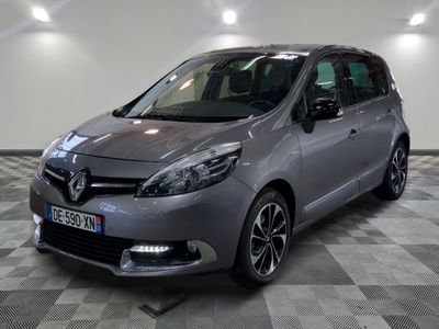 la photo d'une voiture grise garée dans un garage