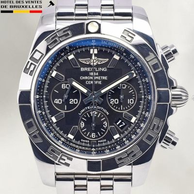 un gros plan d'une montre en acier inoxydable avec un cadran bleu