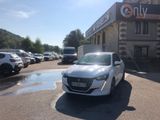 une voiture blanche garée devant un bâtiment
