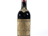 une bouteille de vin posée sur une table