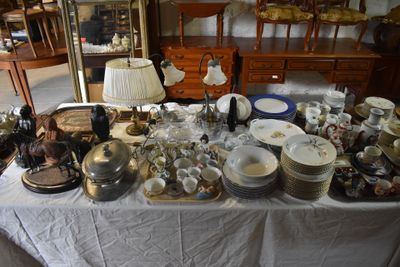 une table sur laquelle se trouvent beaucoup d'assiettes et de bols