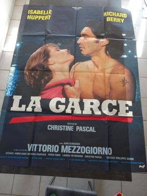 affiche de film représentant un couple en train de s'embrasser dans des toilettes, près d'un urinoir