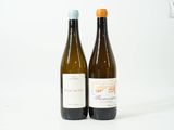 deux bouteilles de vin posées l'une à côté de l'autre sur une table