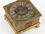une horloge en or avec des chiffres romains