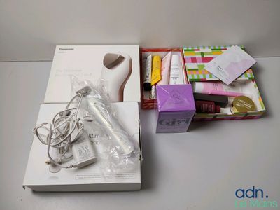 une boîte blanche posée sur une table et contenant divers objets
