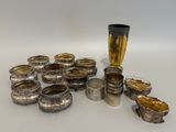 beaucoup de coupes en argent et de coupes en argent sur la table