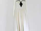 une robe blanche avec un nœud noir sur un mannequin, un mannequin, un mannequin, un mannequin, un mannequin, un mannequin, un mannequin, un mannequin, un mannequin, un mannequin, un mannequin, un mannequin, un mannequin, un mannequin, un mannequin, un mannequin, un mannequin, un mannequin, un mannequin, un mannequin, un mannequin, un mannequin, un mannequin, un mannequin, un mannequin, un mannequin, un mannequin, un mannequin, un mannequin, un mannequin, un mannequin, un mannequin, un manne