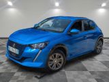 une voiture bleue garée dans un garage au sol en damier