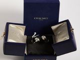 Boucles d'oreilles Chanel en diamant dans un coffret bleu sur fond blanc