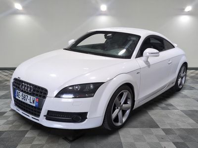 une image représentant une voiture de sport blanche posée sur un sol à damier