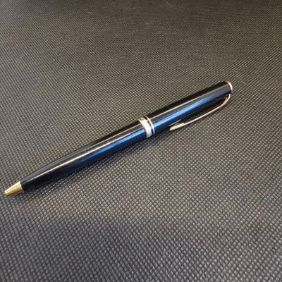 un gros plan d'un stylo posé sur une table