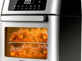 un gros plan sur une friteuse à air chaud contenant du poulet