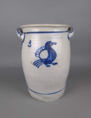 un vase bleu et blanc avec un oiseau dessus