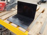 un ordinateur portable posé sur une palette dans un entrepôt