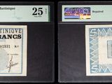 Trois types de monnaies différents sont exposés dans une vitrine