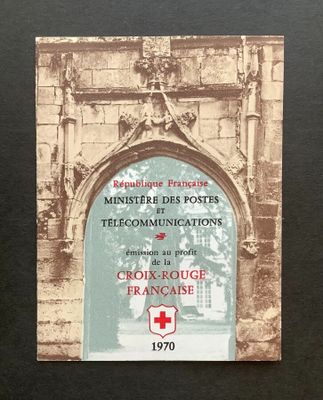 un livre sur lequel figure une croix rouge