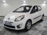la photo d'une petite voiture blanche garée dans un garage