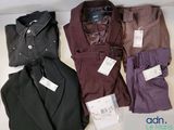 un tas de vêtements posés sur une table, avec leurs étiquettes
