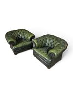 Paire de fauteuils dits "Chesterfield" garniture en cuir ver… (photo 2)