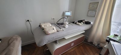 une chambre avec un lit et un ordinateur dedans