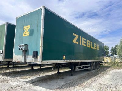 La remorque est verte et porte un logo Ziegler jaune sur le côté.