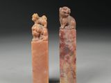 une paire de figurines chinoises en jade sculpté représentant un singe et un chien