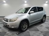 une photo d'une Toyota RAV argentée garée sur un sol à damier