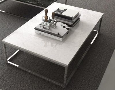 une table basse sur laquelle sont posés des livres, dans un salon