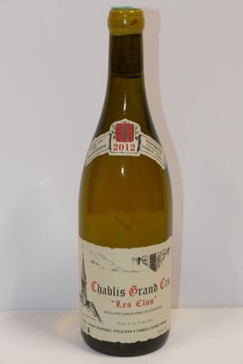 une bouteille de vin posée sur une table