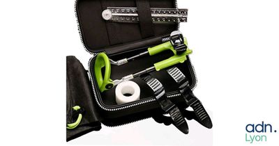 une mallette noire contenant des outils, sur fond blanc