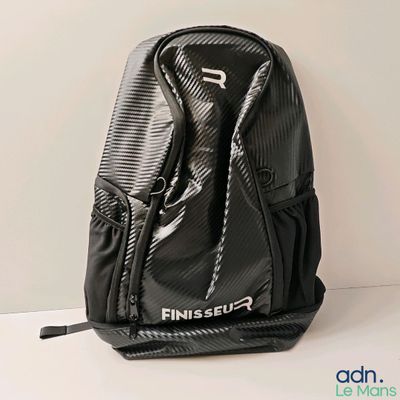 un sac à dos noir posé sur une table
