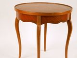 une petite table avec un plateau en bois sur fond blanc