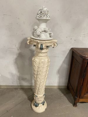 Sellette en staff avec un sujet bouquetière en porcelaine bl…