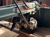 une machine posée sur une table dans une pièce