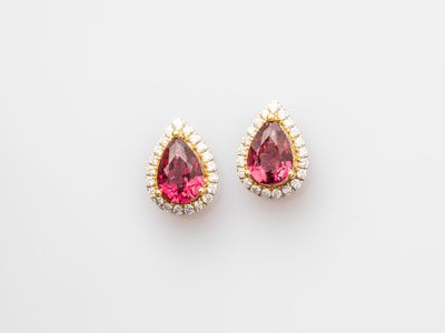 une paire de boucles d'oreilles en tourmaline rose et diamants